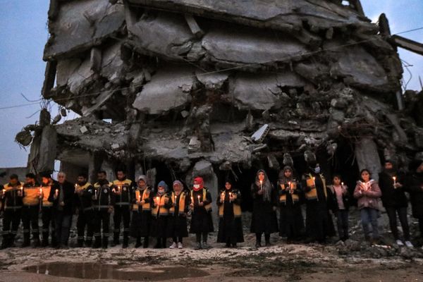 اعضای دفاع مدنی سوریه در اولین سالگرد زلزله در حلب سوریه شرکت کردند. - اسپوتنیک ایران  
