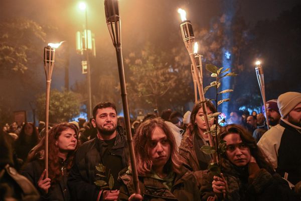 بازماندگان زلزله 6 فوریه 2023 که شمال سوریه و ترکیه را ویران کرد، در مراسم یادبود با شمع های روشن در دست در آنتاکیا. - اسپوتنیک ایران  