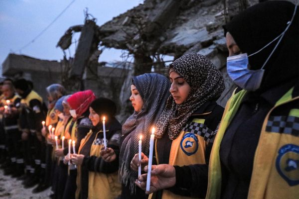 بازماندگان زلزله 6 فوریه 2023 که شمال سوریه و ترکیه را ویران کرد، در مراسم یادبود با شمع های روشن در دست که توسط اعضای دفاع مدنی سوریه (کلاه سفیدها)، به مناسبت اولین سالگرد فاجعه توسط برخی از افراد سازماندهی شده است. - اسپوتنیک ایران  
