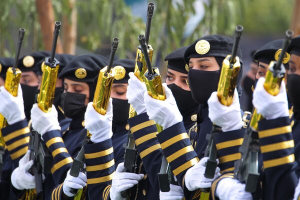 افسران پلیس زن گارد احترام  نیروهای مسلح عربستان سعودی در دومین نمایشگاه دفاعی جهانی (World Defense Show) در ریاض شرکت کردند. - اسپوتنیک ایران  