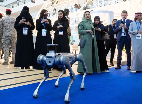 یک سگ ربات در دومین نمایشگاه جهانی دفاعی در ریاض. - اسپوتنیک ایران  