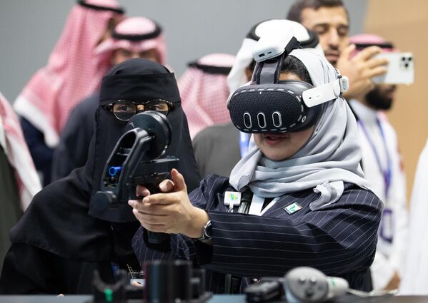 خانم بازدیدکننده با کلاه واقعیت مجازی Oculus Quest در دومین نمایشگاه دفاعی جهانی در ریاض. - اسپوتنیک ایران  