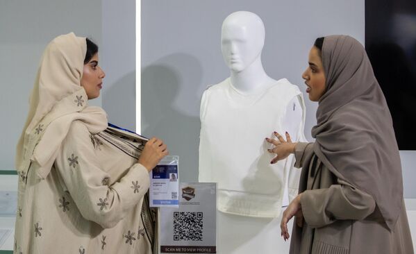خانم های بازدیدکننده جلیقه ضد گلوله  را در دومین نمایشگاه دفاعی جهانی در ریاض بررسی می کنند. - اسپوتنیک ایران  