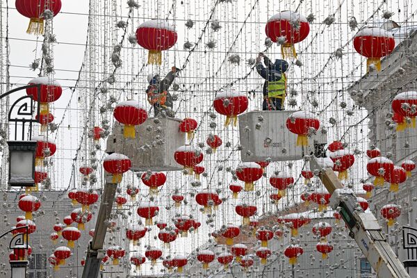 کارگران تزئیناتی را در یکی از خیابان های مسکو که برای جشن سال نو چینی تزئین شده است، نصب می کنند. - اسپوتنیک ایران  