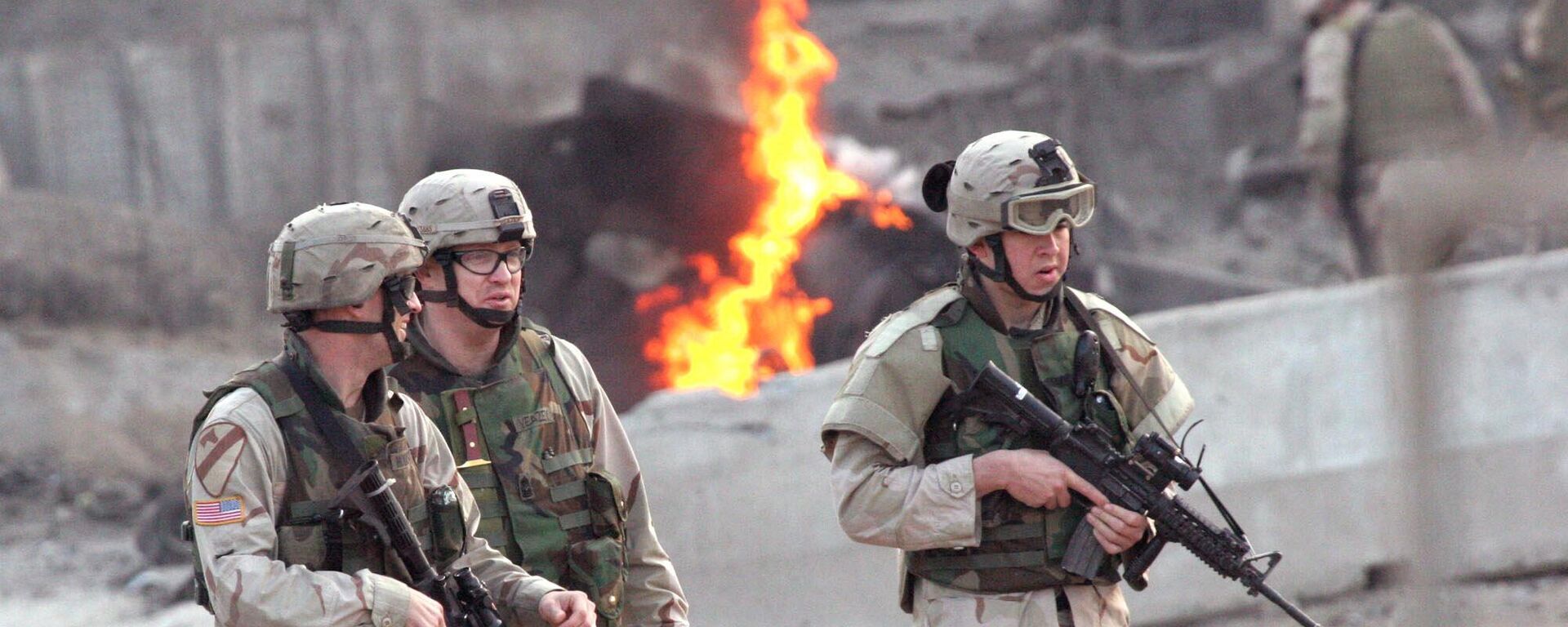 U.S. soldiers secure the site after an explosion in Baghdad, Wednesday, Jan. 19, 2005. A car bomb exploded near the Australian Embassy in central Baghdad on Wednesday, killing two people and wounding four, police and witnesses said. Australia said no embassy personnel were killed or hurt in the explosion - اسپوتنیک ایران  , 1920, 08.02.2024