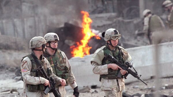 U.S. soldiers secure the site after an explosion in Baghdad, Wednesday, Jan. 19, 2005. A car bomb exploded near the Australian Embassy in central Baghdad on Wednesday, killing two people and wounding four, police and witnesses said. Australia said no embassy personnel were killed or hurt in the explosion - اسپوتنیک ایران  