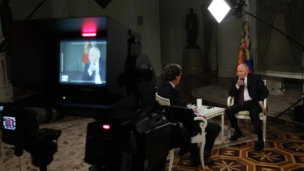 مصاحبه تاکر کارلسون، روزنامه‌نگار آمریکایی با ولادیمیر پوتین، رئیس‌جمهور روسیه  - اسپوتنیک ایران  