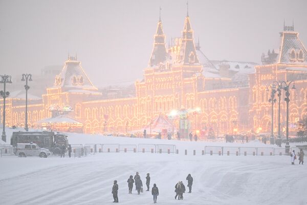 مردم در هنگام بارش برف سنگین در مسکو در 7 فوریه 2024 از میدان سرخ، بازدید می کنند. فروشگاه بزرگ GUM مسکو  از دور دیده می شود - اسپوتنیک ایران  