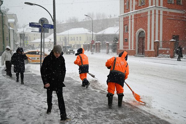 مردم هنگام بارش برف در مسکو از خیابان عبور می کنند. سیکلون&quot;اولگا&quot; چنان بارش شدید برف را به مسکو آورد که می تواند رکوردشکن شود. امروز تا یک چهارم میزان عادی بارش برف در ماه  پیش بینی می شود که در یک روز بی سلبقه است. - اسپوتنیک ایران  