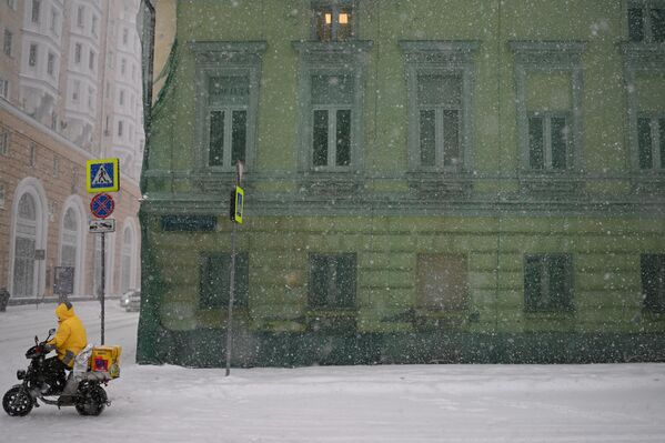 پیک سرویس تحویل غذا Yandex.Food در هنگام بارش برف در مسکو. سیکلون &quot;اولگا&quot; چنان بارش شدید برف را به مسکو آورد که می تواند رکوردشکن شود. امروز تا یک چهارم میزان عادی بارش برف در ماه  پیش بینی می شود که در یک روز بی سلبقه است. - اسپوتنیک ایران  