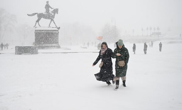 مردم در میدان Manezhnaya هنگام بارش برف در مسکو. سیکلون &quot;اولگا&quot; چنان بارش شدید برف را به مسکو آورد که می تواند رکوردشکن شود. امروز تا یک چهارم میزان عادی بارش برف در ماه  پیش بینی می شود که در یک روز بی سلبقه است. - اسپوتنیک ایران  