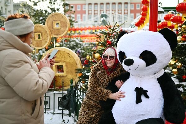 بازدیدکنندگان در جشنواره سال نو چینی در مسکو عکس می گیرند - اسپوتنیک ایران  