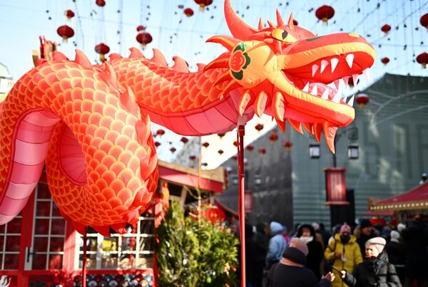 مجسمه  اژدها در جشنواره سال نو چینی در مسکو در مسکو. - اسپوتنیک ایران  