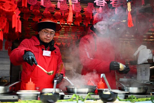 آشپزها در غرفه غذاهای چینی در جشنواره سال نو چینی در مسکو  - اسپوتنیک ایران  