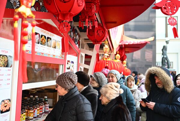 مشتریان غذای چینی در جشنواره سال نو چینی در مسکو در مسکو در صف  - اسپوتنیک ایران  