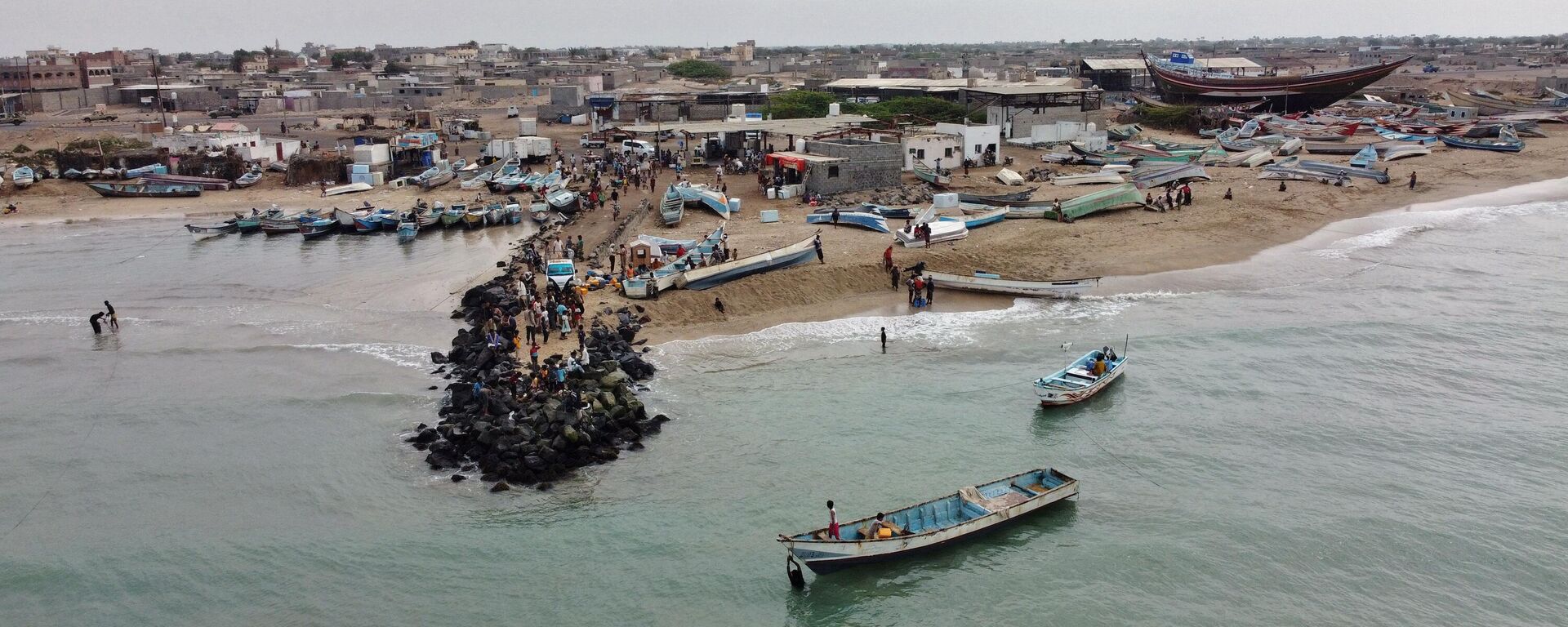 A picture taken on February 21, 2022 shows fishing boats off a beach on Yemen's Red Sea coast in the Khokha district of the war-ravaged country's western province of Hodeida - اسپوتنیک ایران  , 1920, 10.02.2024