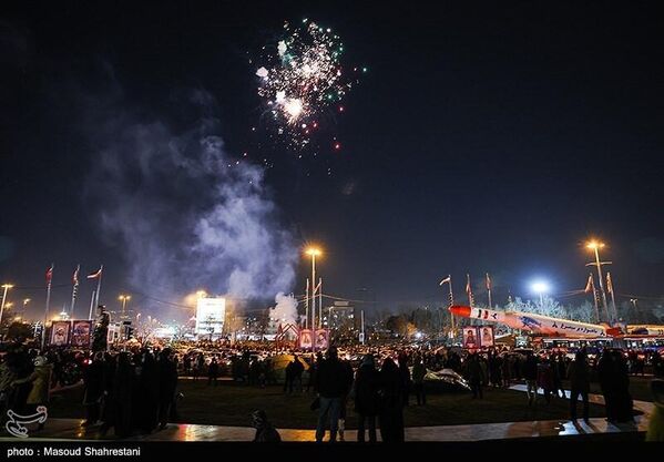 Люди празднуют 45-летие годовщины Исламской революции в Тегеране - اسپوتنیک ایران  