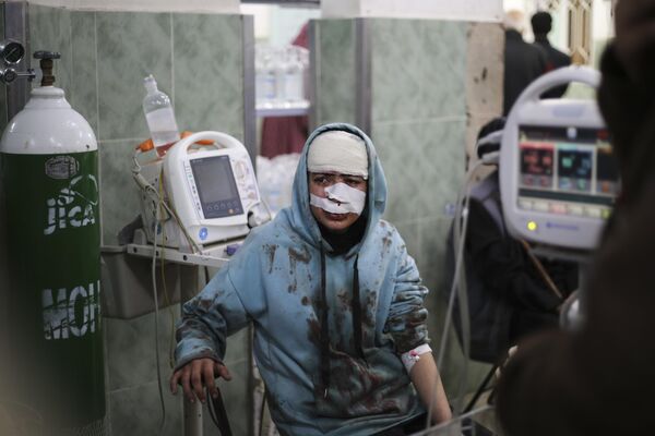 یک فلسطینی مجروح در بمباران اسرائیل در بیمارستانی در رفح، نوار غزه، شنبه 10 فوریه 2024  - اسپوتنیک ایران  