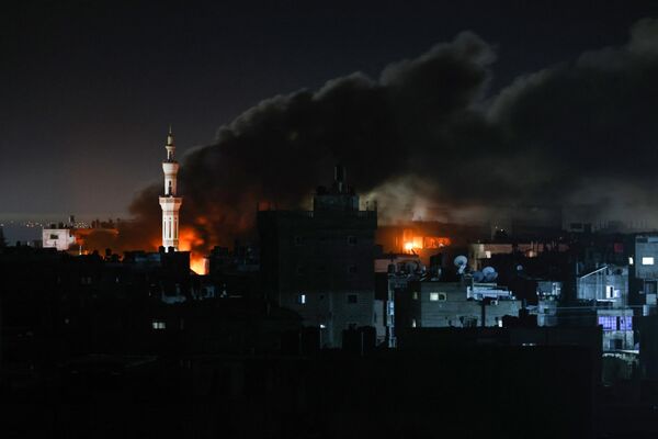 به گفته وزارت بهداشت منطقه تحت کنترل حماس، مجموعه ای از حملات هوایی اسرائیل به شهر رفح در جنوب غزه در 12 فوریه 2024 منجر به کشته شدن 52 نفر شد. به گفته دولت حماس، این حملات به 14 خانه و سه مسجد در بخش‌های مختلف رفح انجام شدند.  - اسپوتنیک ایران  