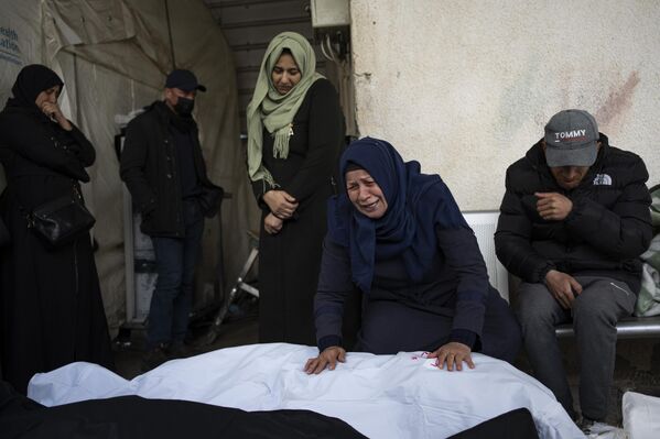 فلسطینیان در سوگ بستگان کشته شده در بمباران اسرائیل در رفح - اسپوتنیک ایران  