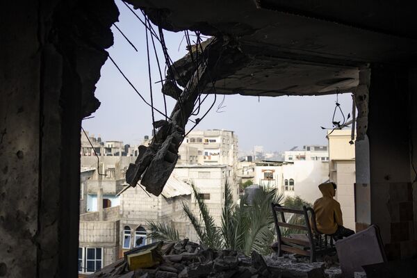 به گفته وزارت بهداشت منطقه تحت کنترل حماس، مجموعه ای از حملات هوایی اسرائیل به شهر رفح در جنوب غزه در 12 فوریه 2024 منجر به کشته شدن 52 نفر شد. به گفته دولت حماس، این حملات به 14 خانه و سه مسجد در بخش‌های مختلف رفح انجام شدند. - اسپوتنیک ایران  