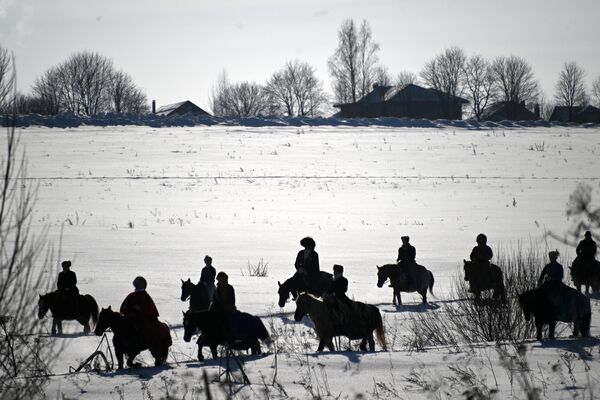  شرکت کنندگان در ورزشگاه اسب سواری شکار سگ &quot;آوان پست&quot;در کنار اسبهای زیبا در منطقه موژائیسک مسکو. - اسپوتنیک ایران  