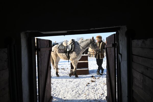  شرکت کننده در ورزشگاه اسب سواری شکار سگ &quot;آوان پست&quot;در کنار اسبهای زیبا در منطقه موژائیسک مسکو. - اسپوتنیک ایران  