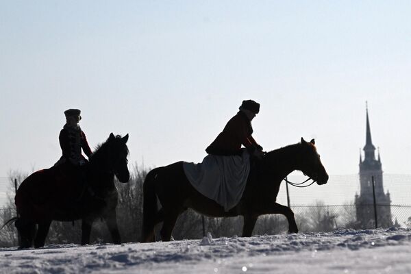 شرکت کنندگان در ورزشگاه اسب سواری شکار سگ &quot;آوان پست&quot;در کنار اسبهای زیبا در منطقه موژائیسک مسکو. - اسپوتنیک ایران  