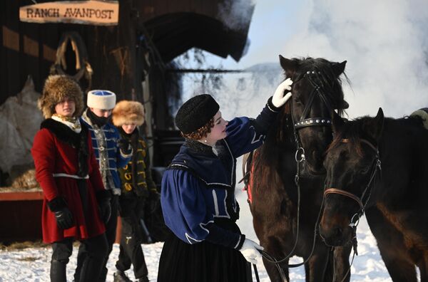 شرکت کنندگان در ورزشگاه اسب سواری شکار سگ &quot;آوان پست&quot;در کنار اسبهای زیبا در منطقه موژائیسک مسکو. - اسپوتنیک ایران  