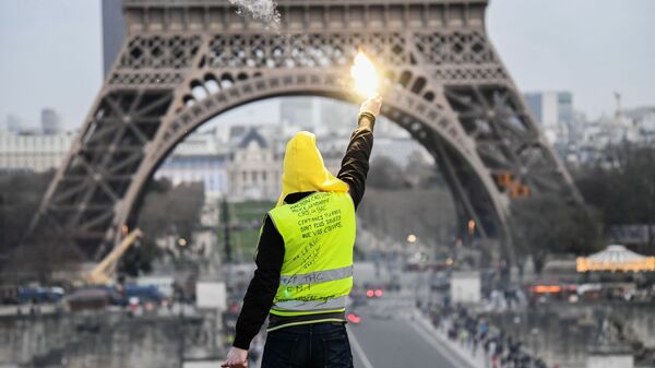 Участник акции протеста желтых жилетов в Париже - اسپوتنیک ایران  