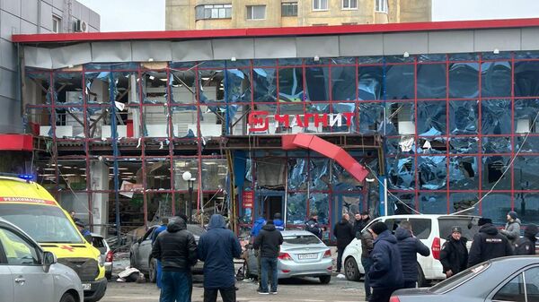 Поврежденный ТЦ в результате ракетного удара по Белгороду - اسپوتنیک ایران  
