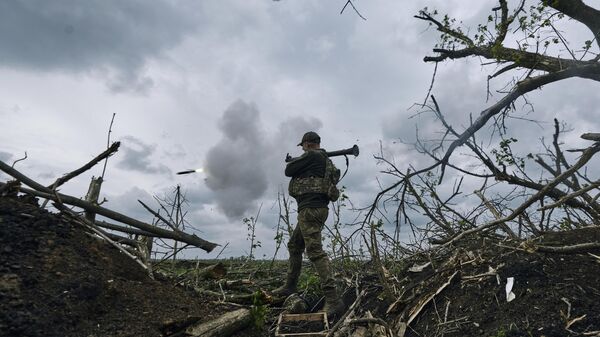 Украинский солдат стреляет из РПГ по российским позициям в Донецкой области. Архивное фото - اسپوتنیک ایران  