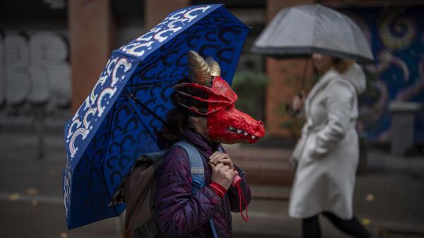 دختر با ماسک اژدها در راه مدرسه در بارسلون اسپانیا - اسپوتنیک ایران  
