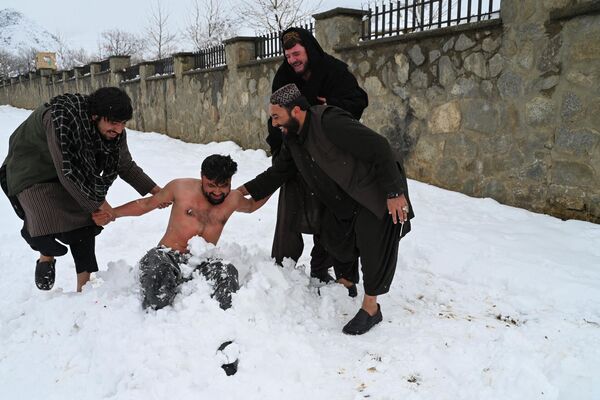 مردان افغانستانی در یک روز برفی در کابل - اسپوتنیک ایران  