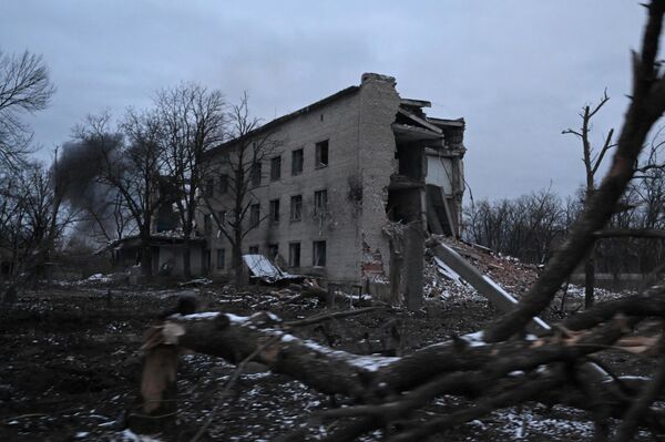خانه مسکونی ویران شده بر اثر گلوله باران نیروهای اوکراینی در آودیوکا. - اسپوتنیک ایران  