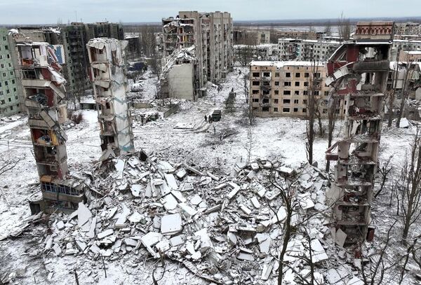 ساختمان مسکونی ویران شده در یکی از خیابان های آودیوکا. در 17 فوریه، سرگئی شویگو، وزیر دفاع روسیه در مورد تصرف کامل آودیوکا توسط ارتش روسیه به ولادیمیر پوتین، رئیس جمهور روسیه، گزارش داد. - اسپوتنیک ایران  
