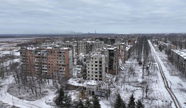 ساختمان های مسکونی ویران شده در یکی از خیابان های آودیوکا. روز 17 فوریه، سرگئی شویگو، وزیر دفاع روسیه در مورد تصرف کامل آودیوکا توسط ارتش روسیه به ولادیمیر پوتین، رئیس جمهور روسیه، گزارش داد. - اسپوتنیک ایران  