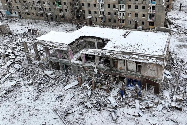 ساختمان های ویران شده در یکی از خیابان های آودیوکا. در 17 فوریه، سرگئی شویگو، وزیر دفاع روسیه در مورد تصرف کامل آودیوکا توسط ارتش روسیه به ولادیمیر پوتین، رئیس جمهور روسیه، گزارش داد. - اسپوتنیک ایران  