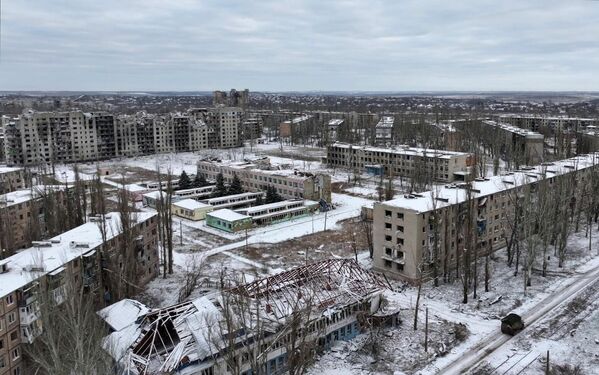 ساختمان های مسکونی ویران شده در یکی از خیابان های آودیوکا. در 17 فوریه، سرگئی شویگو، وزیر دفاع روسیه در مورد تصرف کامل آودیوکا توسط ارتش روسیه به ولادیمیر پوتین، رئیس جمهور روسیه، گزارش داد. - اسپوتنیک ایران  