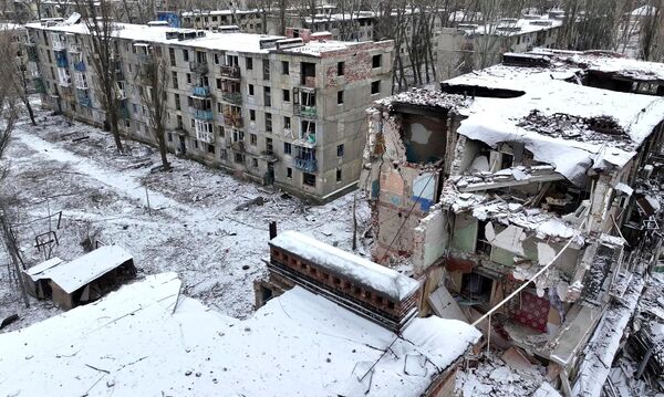 ساختمان های مسکونی ویران شده در یکی از خیابان های آودیوکا. در 17 فوریه، سرگئی شویگو، وزیر دفاع روسیه در مورد تصرف کامل آودیوکا توسط ارتش روسیه به ولادیمیر پوتین، رئیس جمهور روسیه، گزارش داد. - اسپوتنیک ایران  