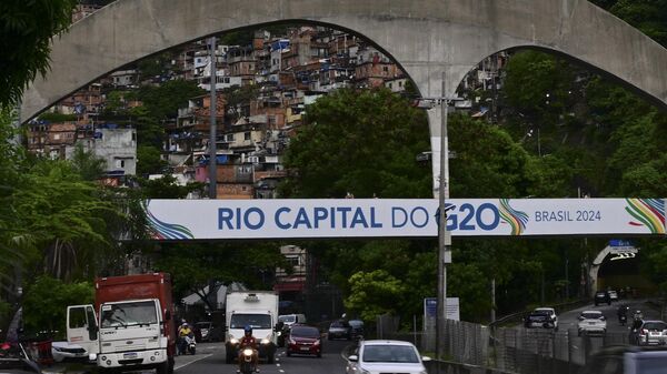 Банер G20 установлен на мосту в Рио-де-Жанейро, Бразилия - اسپوتنیک ایران  