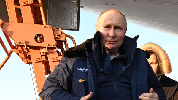 Президент РФ Владимир Путин отвечает на вопросы журналистов после полета на модернизированном стратегическом ракетоносце Ту-160М - اسپوتنیک ایران  