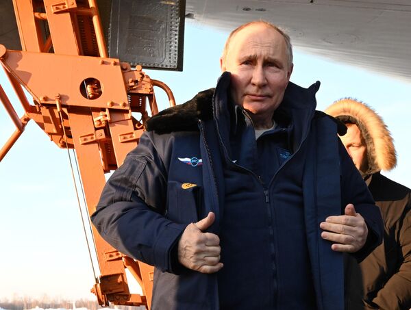ولادیمیر پوتین، رئیس‌جمهور روسیه پس از پرواز با توپولوف 160-ام ​​به سوالات خبرنگاران پاسخ داد. - اسپوتنیک ایران  