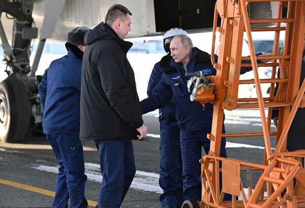 ولادیمیر پوتین، رئیس‌جمهور روسیه پیش از پرواز با توپولوف 160-ام. 22 فوریه 2024 - اسپوتنیک ایران  