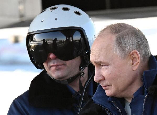 ولادیمیر پوتین، رئیس‌جمهور روسیه پیش از پرواز با توپولوف 160-ام. 22 فوریه 2024 - اسپوتنیک ایران  