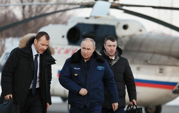 ولادیمیر پوتین، رئیس‌جمهور روسیه پس از پرواز با توپولوف 160-ام . - اسپوتنیک ایران  