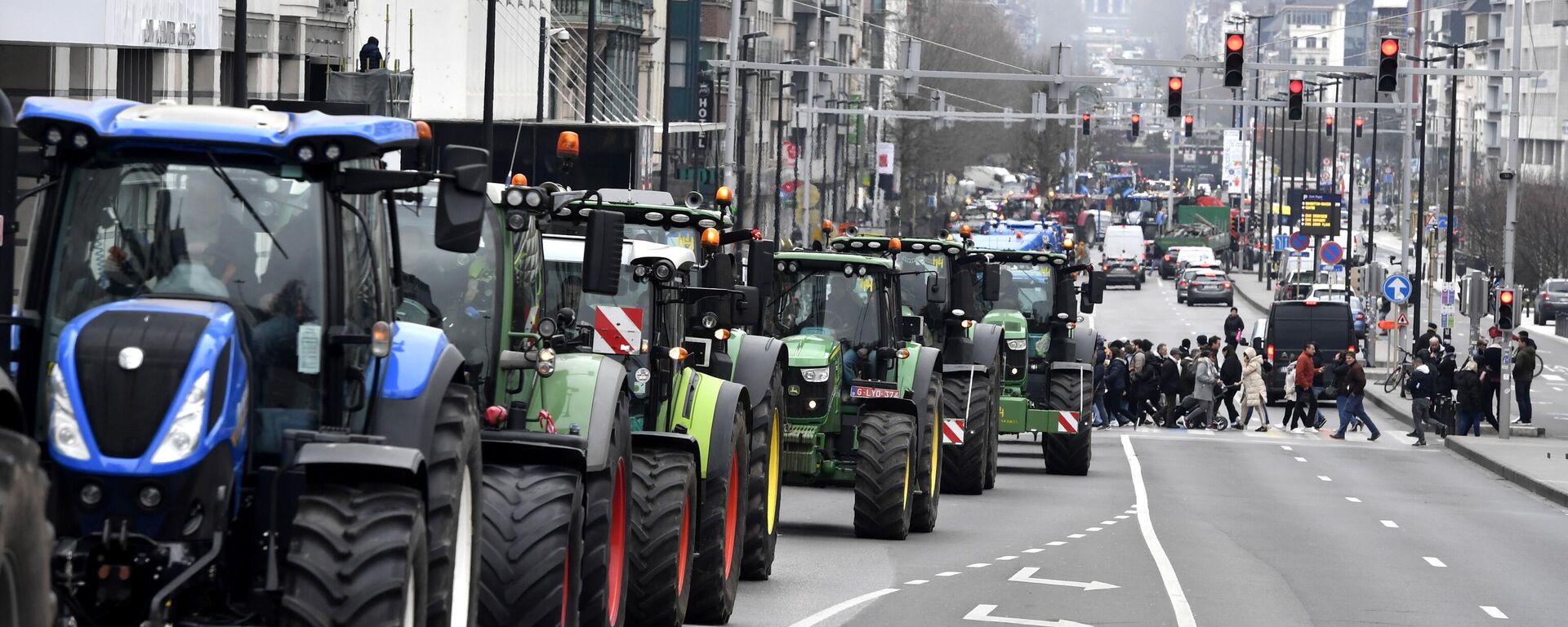 Фермеры на тракторах блокируют движение в центре Брюсселя во время демонстрации против плана по снижению уровня нитратов - اسپوتنیک ایران  , 1920, 24.02.2024