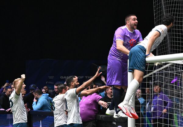بازیکنان تیم بین المللی روتور (روسیه) پیروزی خود را در بازی مقابل تیم شیلی در مسابقه فوتبال فیزیکی گازپروم در بازی های آینده در کازان جشن گرفتند. - اسپوتنیک ایران  