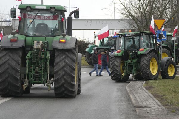 رژه کاروان تراکتورهای کشاورزان لهستانی با تشدید اعتراض سراسری علیه واردات مواد غذایی اوکراینی و سیاست‌های زیست‌محیطی اتحادیه اروپا، در مینسک مازوویتسکی، لهستان. - اسپوتنیک ایران  