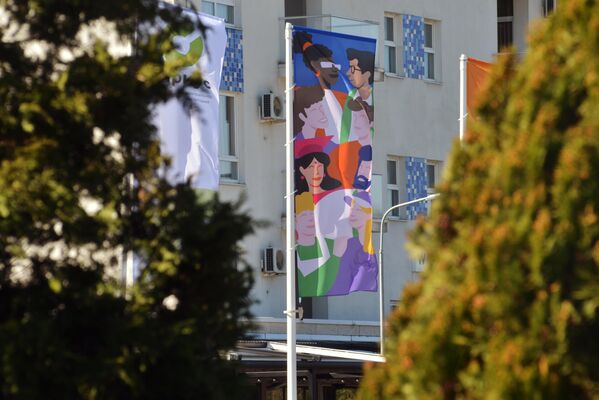 پرچم ها روی نمای یک ساختمان مسکونی در زمان آماده سازی جشنواره جهانی جوانان در سوچی. - اسپوتنیک ایران  